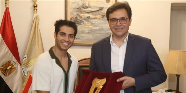 وزير الثقافة يكرم النجم العالمي مينا مسعود ويعلنه ممثلاً للثقافة والفنون المصرية في الخارج