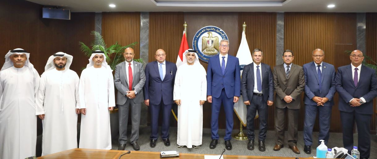 وزير البترول يبحث سبل تعزيز التعاون مع مجموعة "موانئ أبوظبي"