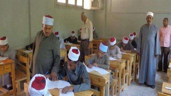 طلاب أولى وثانية أزهر يختتمون اليوم امتحاناتهم في الكيمياء والتاريخ