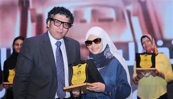   رئيس الأوبرا يكرم عددا من الفنانين والإداريين بمناسبة عيد العمال