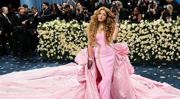 شاكيرا تبهر حضور حفل "ميت جالا" بفستانها الوردي