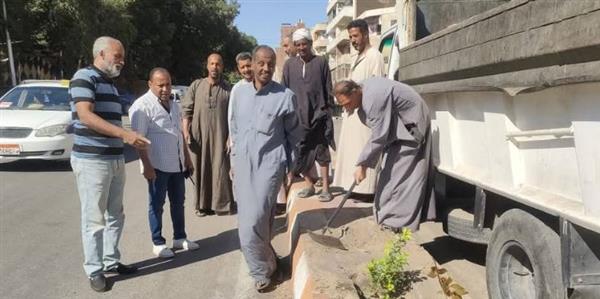 " محلية قنا " متابعة رئيس المدينة لأعمال نظافة وتهذيب الأشجار على مستوى المدينة ... صور