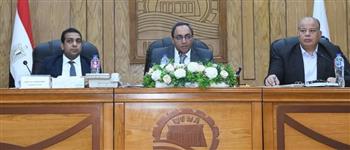   محافظ قنا يترأس اجتماعًا تنفيذيًا موسعًا لمتابعة مشروعات التنمية والخدمات العامة 