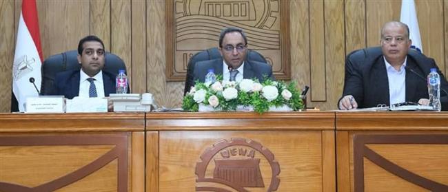 محافظ قنا يترأس اجتماعًا تنفيذيًا موسعًا لمتابعة مشروعات التنمية والخدمات العامة 