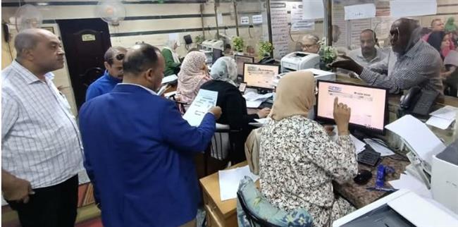 بالصور| " الزمقان " بين المواطنين بالمركز التكنولوجى لمتابعة سير العمل  بنجع حمادي 