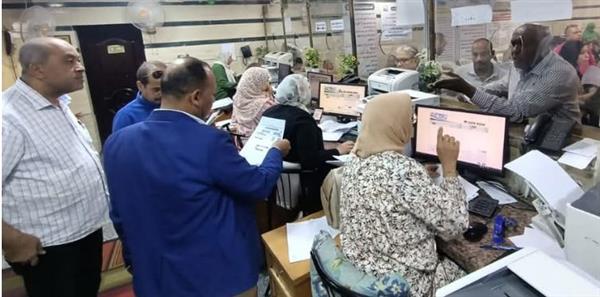 بالصور| " الزمقان " بين المواطنين بالمركز التكنولوجى لمتابعة سير العمل  بنجع حمادي