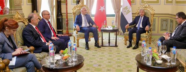 وزير السياحة والآثار يلتقي نظيره التركي لبحث التعاون المشترك