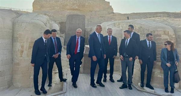 وزير الثقافة والسياحة التركي يزور منطقة أهرامات الجيزة