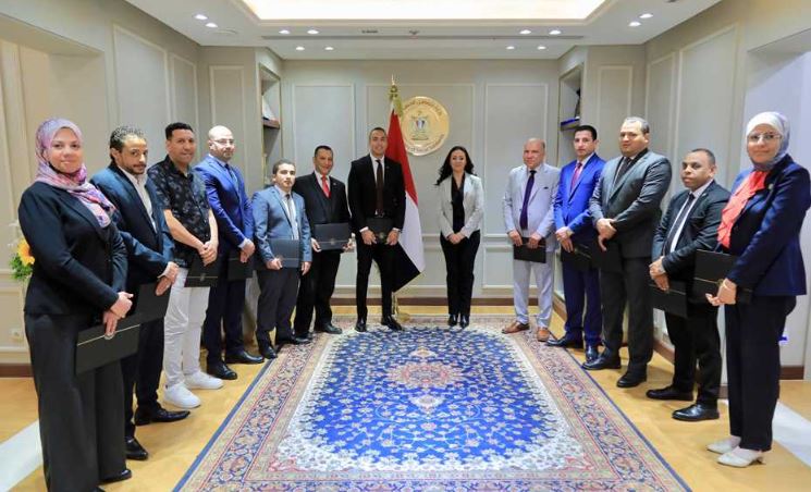 وزيرة التضامن الاجتماعي تكرم اللجنة العليا للتشريعات بالوزارة
