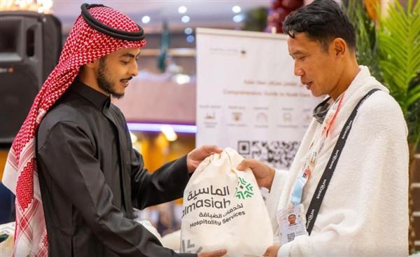 احتفالية الماسية لخدمات الحجاج : بدء توافد طلائع الحجاج إلى مكة والمدينة بوصول حجاج ماليزيا