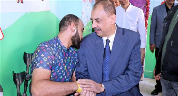محافظ سوهاج يتفقد قافلة تركيب الأطراف الصناعية بمستشفى الهلال الأحمر بالحويتي