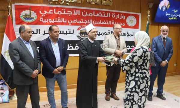 محافظ القليوبية يُسلِم ملابس الإحرام لحجاج الجمعيات الأهلية لعام 1446هـ 2025م