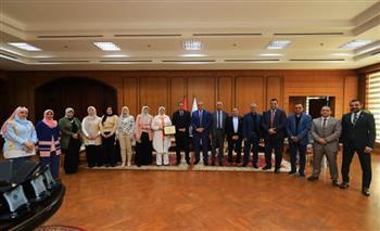 رئيس جامعة كفر الشيخ يسلم شهادة اعتماد علم النفس الاكلينكي بكلية الاداب لاعضاء هيئة التدريس