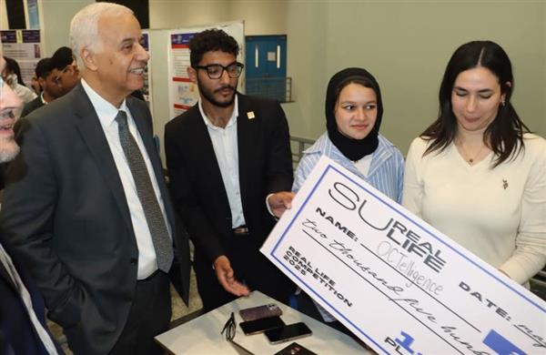 رئيس جامعة العلمين يشيد بإبداعات طلاب العلوم وهندسة الحاسبات خلال معرض المشاريع الطلابية