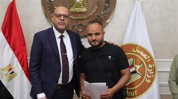 وزير العمل يسلم عقود عمل للمتقدمين على فرص عمل بالإمارات