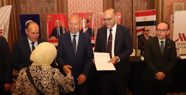 وزير العمل ومحافظ القاهرة يُسلمان عقود عمل جديدة لذوي همم بشركات القطاع الخاص 