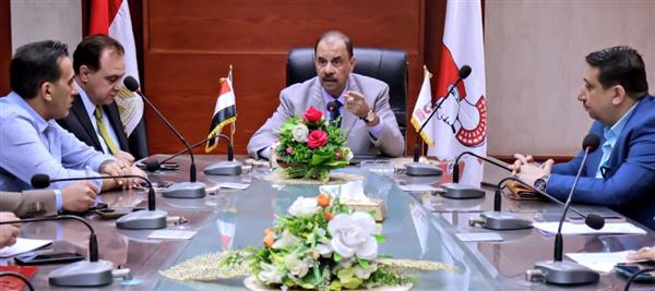 محافظ سوهاج يبحث تطبيق الهوية البصرية على الكوبري الجديد لتحويله إلى ممشى سياحي