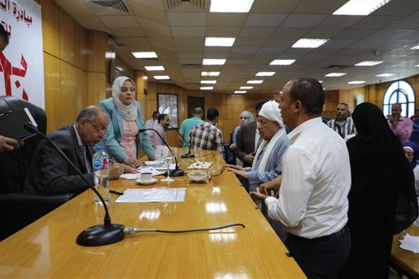 تفاصيل لقاء محافظ المنيا مع أهالي 3 مراكز.. استجابات فورية وإعانات عاجلة