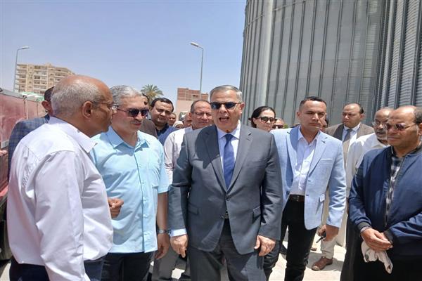 محافظ الإسكندرية في زيارة إلى صومعة لمتابعه توريد الأقماح المحلية