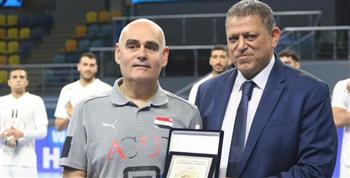   خالد فتحي يكرم خوان كارلوس باستور ويهديه درع اتحاد اليد
