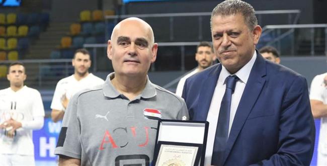 خالد فتحي يكرم خوان كارلوس باستور ويهديه درع اتحاد اليد