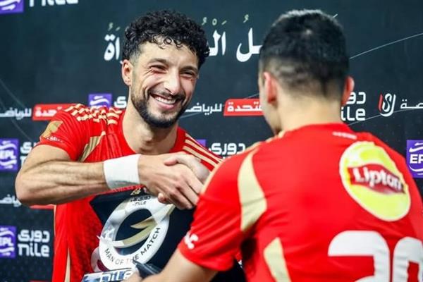 وسام أبو علي يفوز بجائزة رجل مباراة الأهلي والمصري