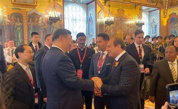 الرئيس السيسي يتبادل الحديث مع نظيره الصيني على هامش احتفالات عيد النصر