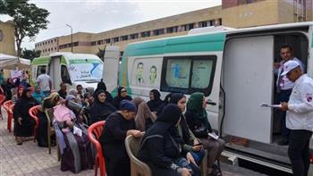   الكشف مجانا.. 865 حالة تخضع للكشف الطبي في قافلة طبية بحي المنتزه ثان