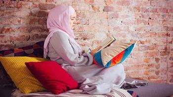   حكم قراءة القرآن أثناء الجلوس على السرير