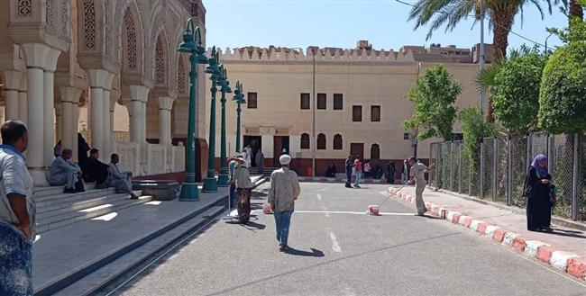 بالصور.. إعادة دهان وترميم البلدورات والأسفلت بمسجد سيدي عبد الرحيم القنائي بقنا