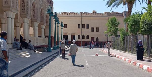 بالصور.. إعادة دهان وترميم البلدورات والأسفلت بمسجد سيدي عبد الرحيم القنائي بقنا