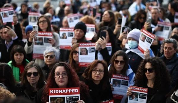 عائلات المحتجزين: سئمنا من المناورات الإعلامية لـ نتنياهو