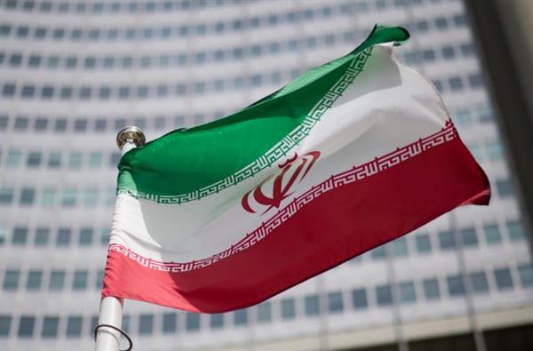 وزير الدفاع الإيراني يهدد بضرب القواعد الأمريكية حال نشوب صراع بين طهران وواشنطن