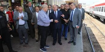 وزير النقل يوجه بتقديم جميع التسهيلات والخدمات المميزة للمواطنين بالسكك الحديدية