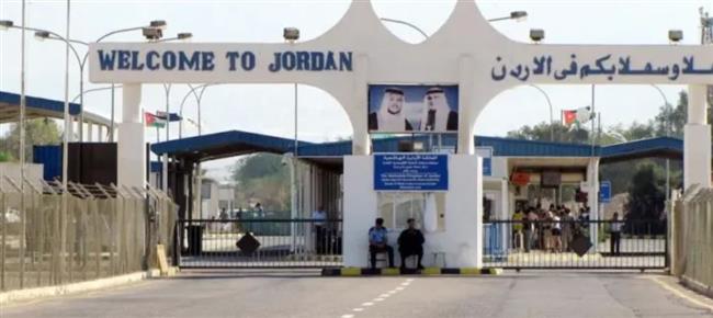 الأردن يغلق جسر الملك حسين من الجانب الآخر ويعلق حركة المسافرين