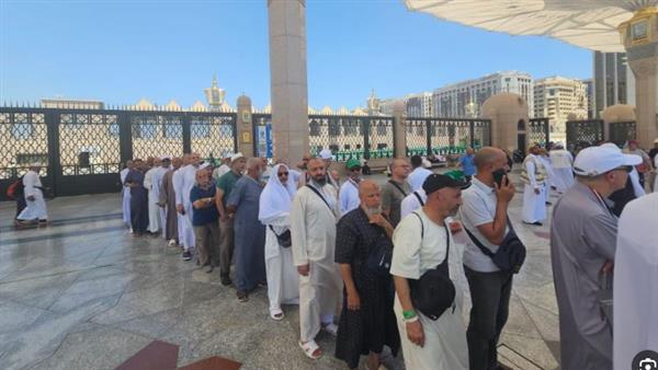 بعثة حج الجمعيات تنظم زيارات الروضة باصطحاب الحجاج حتى منطقة التجمع بالحرم