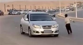   كشف ملابسات مقطع فيديو قيام طفل باللهو بمنتصف أحد المحاور بمنطقة المقطم بالقاهرة