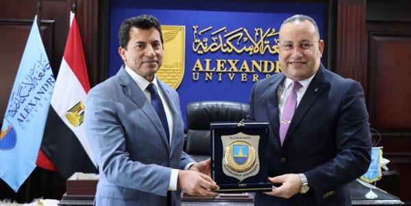 رئيس جامعة الإسكندرية يستقبل وزير الشباب والرياضة بمقر الجامعة