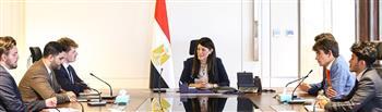 وزيرة التخطيط تلتقي بمجموعة من طلاب كبرى الجامعات البريطانية