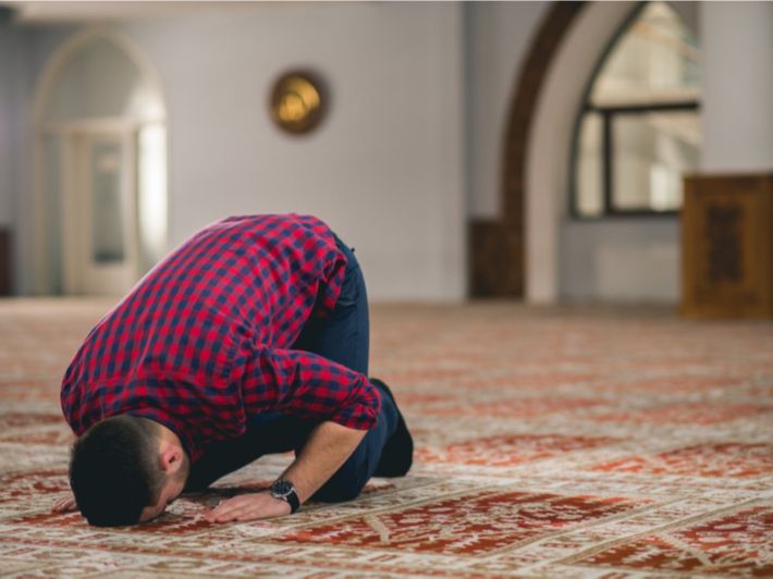 هل الضحك دون قصد أثناء الصلاة يبطلها؟