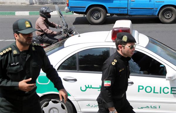 الأمن الإيراني يطلق النار على سيارة تابعة للموساد
