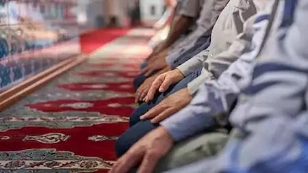 هل تبطل صلاة المنفرد والجماعة قائمة بجواره؟