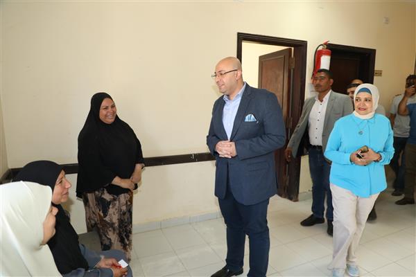 محافظ بني سويف يوجه بحلول لمطالب واحتياجات وشكاوى أهالي كوم أبو خلاد في قطاعات المياه