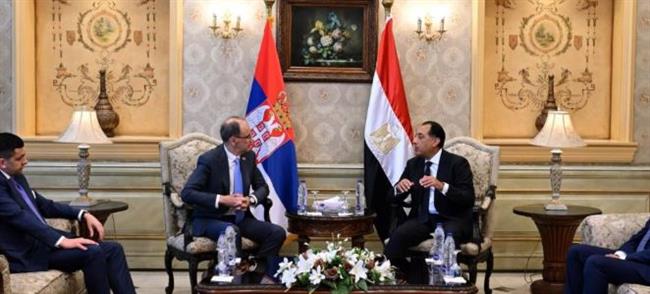 مدبولي يستقبل رئيس وزراء صربيا بمطار القاهرة