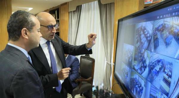 وزير التعليم يتابع انطلاق امتحانات الثانوية العامة من غرفة العمليات