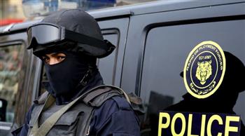   الداخلية: كشف ملابسات أداء قائد سيارة لحركات استعراضية وجلوس شخص أعلاها.. وضبطهما