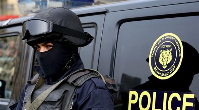 الداخلية: كشف ملابسات أداء قائد سيارة لحركات استعراضية وجلوس شخص أعلاها.. وضبطهما