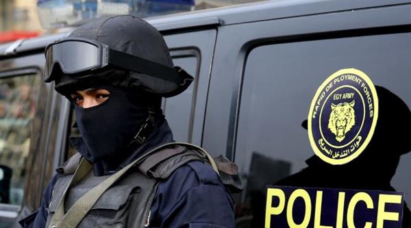 الداخلية: كشف ملابسات أداء قائد سيارة لحركات استعراضية وجلوس شخص أعلاها.. وضبطهما