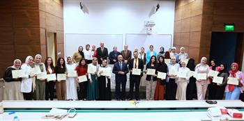   رئيس الأكاديمية العربية ونقيب صيادلة الإسكندرية يكرمان طلاب الامتياز بكلية الصيدلة بفرع العلمين
