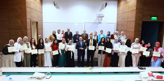 رئيس الأكاديمية العربية ونقيب صيادلة الإسكندرية يكرمان طلاب الامتياز بكلية الصيدلة بفرع العلمين